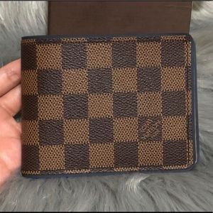 Men’s checkered designer wallet.